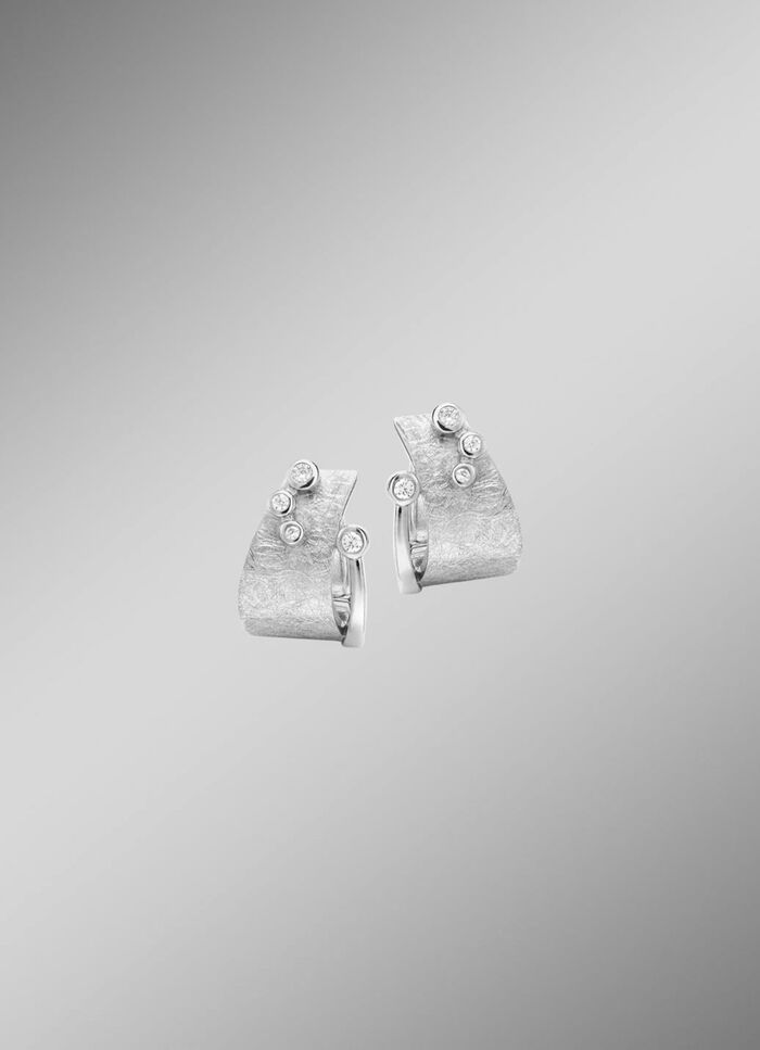 Edle Klappcreolen mit Zirkonia 