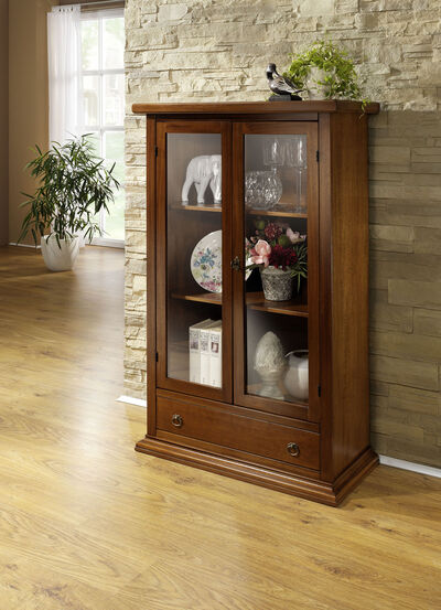 Möbelserie aus teilmassivem Holz 