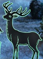 Nachtleuchtende Hirschsilhouetten aus Metall 