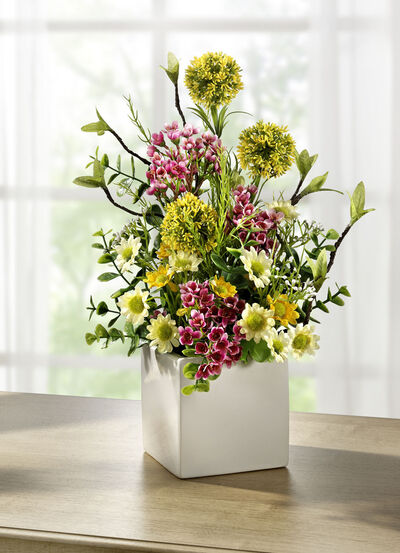 Gesteck in weißen Keramiktopf 