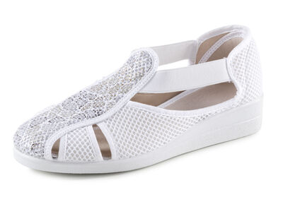 Slipper mit luftigen Durchbrüchen 