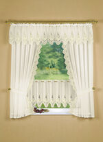 Fensterdekoration mit aufwendiger Plauener Stickerei CREME