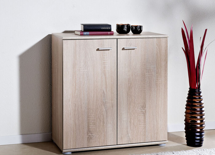 Moderne Kommodenserie mit silberfarbenen Kunststoffgriffen 