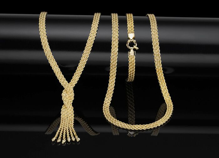 In interessantem Design: 3-reihige Kordelkette 