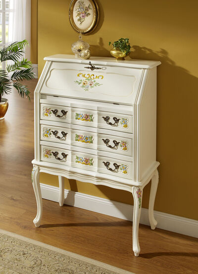 Teilmassive Möbelserie mit kunstvollen Holzverzierungen 