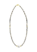 Halskette mit Perlenschimmer und Edelsteinglanz 