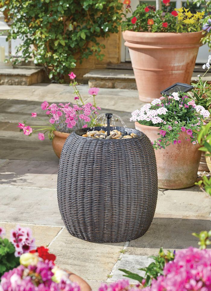 Solarbrunnen im Rattan-Look 