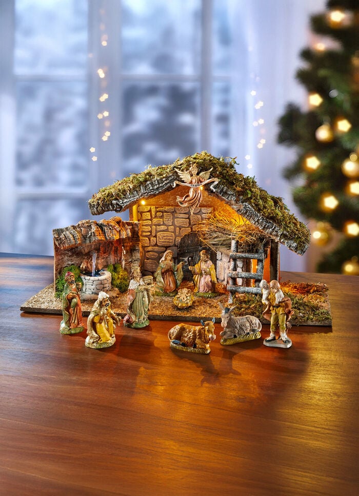 Beleuchteter Krippenstall aus Holz mit Brunnen 