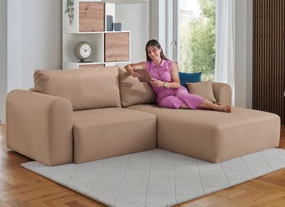 Polsterecke mit Bettfunktion und Dekokissen 