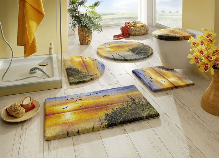 Farbenprächtige Badgarnitur mit schöner Bandeinfassung 