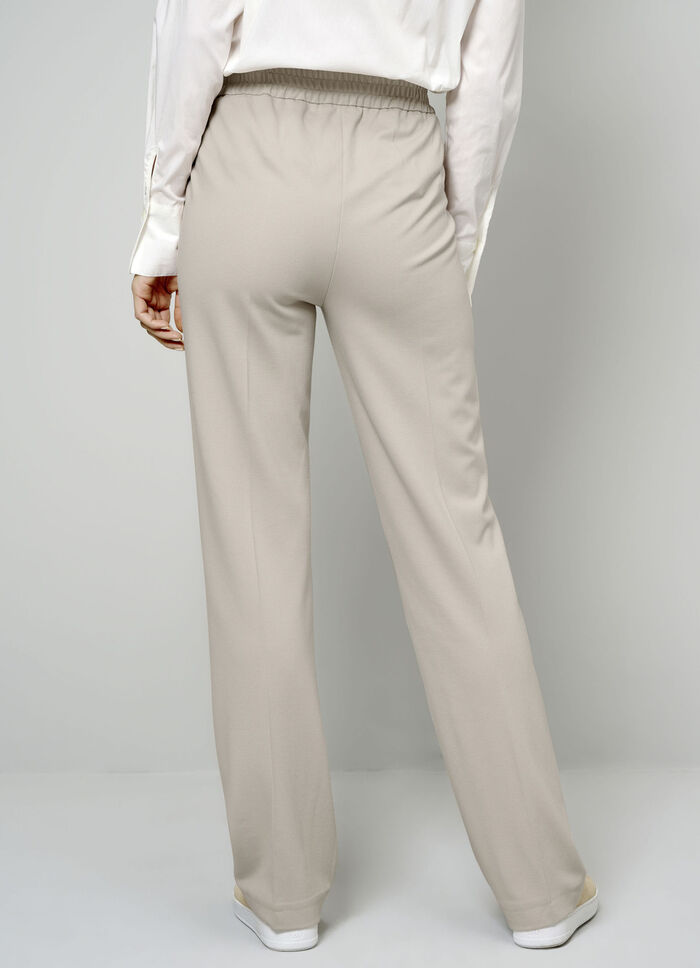 Hose mit Bügelfalten 