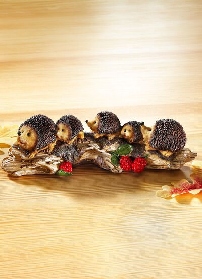 Igelfamilie auf Holzstamm, aus Steinharz 