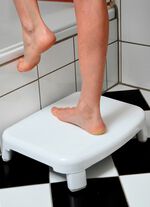 Dusch- und Badewannentritt zum bequemen und sicheren Einsteigen 