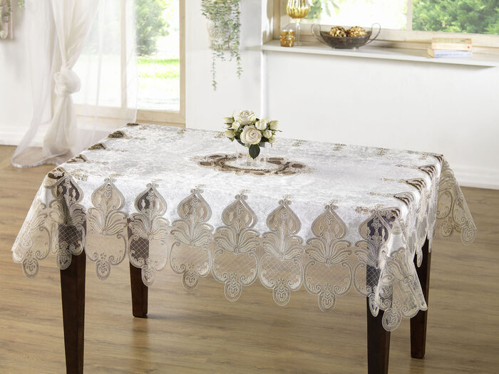 Tischdecke oder Kissenbezug mit filigran gearbeiteten Motiven 