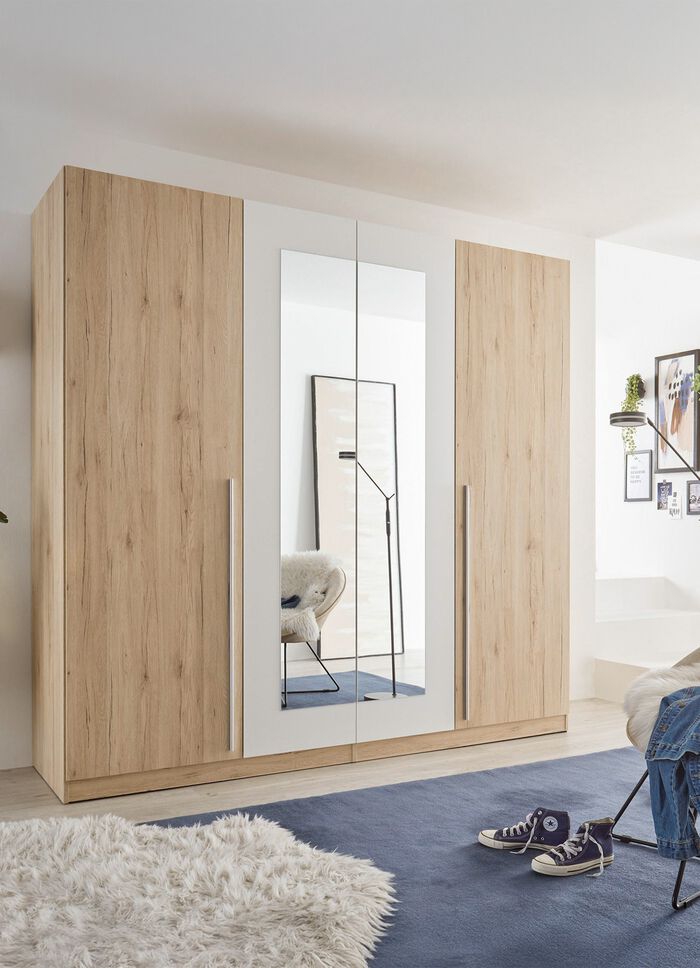 Moderner und formsch&ouml;ner Kleiderschrank 