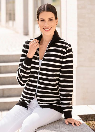 Strickjacke in Ringeldessin mit Ajourakzenten 