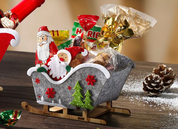 Weihnachts-Schlitten mit Weihnachtsleckereien 