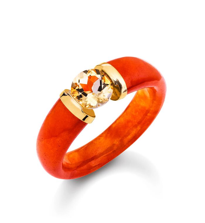 Damenring mit Ringschiene aus echt roter Jade 