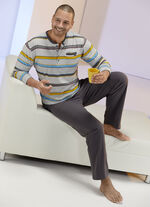 Schlafanzug mit Knopfleiste, aufgesetzter Brusttasche und Ringeldessin 