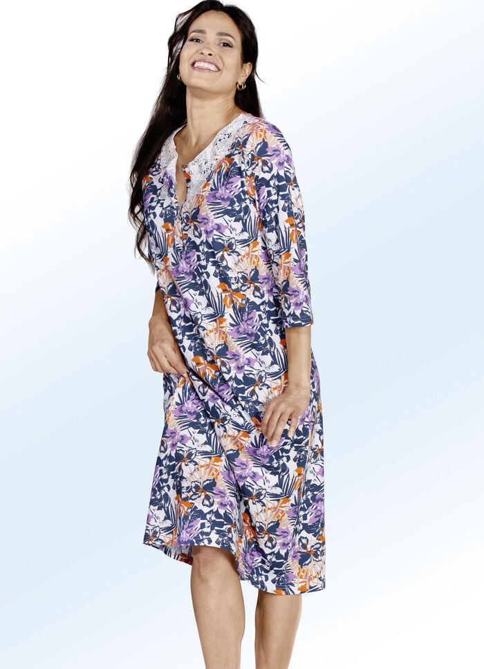 Zweierpack Nachthemden in Wadenlänge mit Knopfleiste, Stickereispritze sowie 3/4-langen Ärmeln 