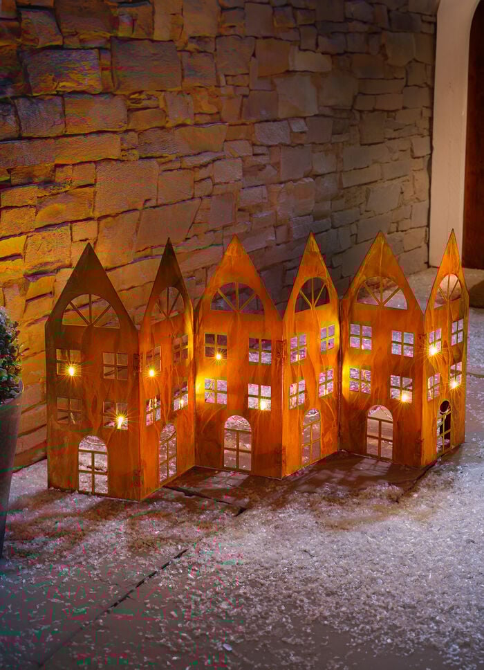 Häuser-Silhouette in Rostoptik mit integrierter Lichterkette 