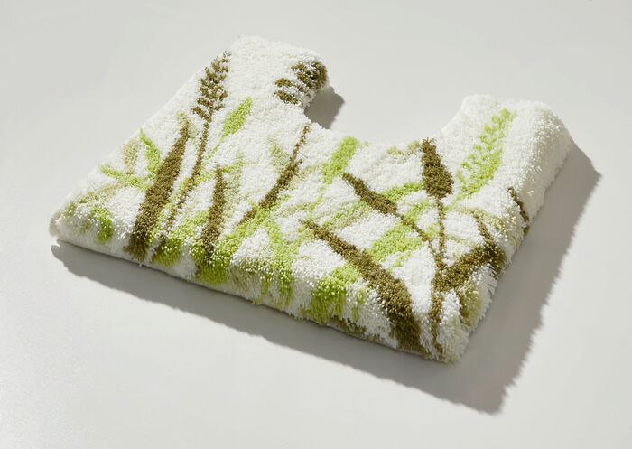 Naturnahe Badgarnitur mit Gr&auml;sermotiv 