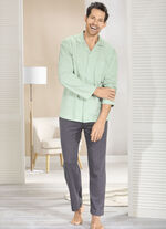 Schlafanzug mit durchgeknöpftem Oberteil und offenen Abschlüssen 