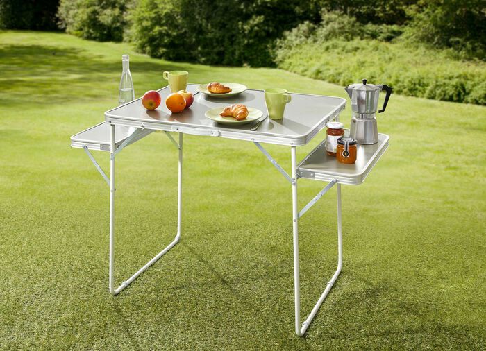 Campingtisch mit 2 Ablagen 