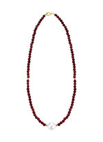 Halskette mit Perlenschimmer und Edelsteinglanz 