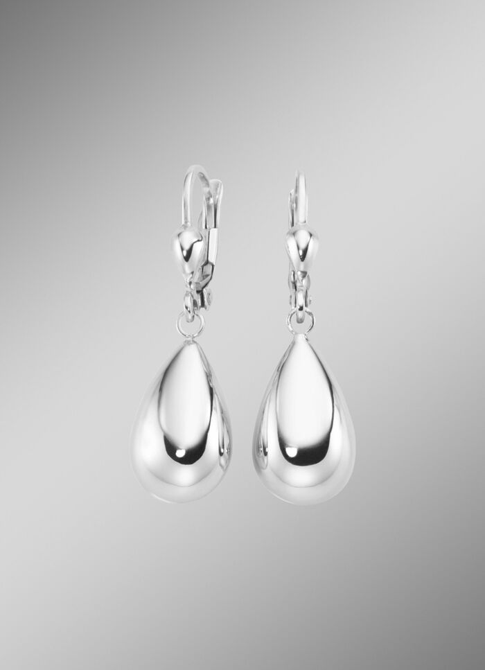 In klassischem Design gefertigte, gl&auml;nzende Ohringe 