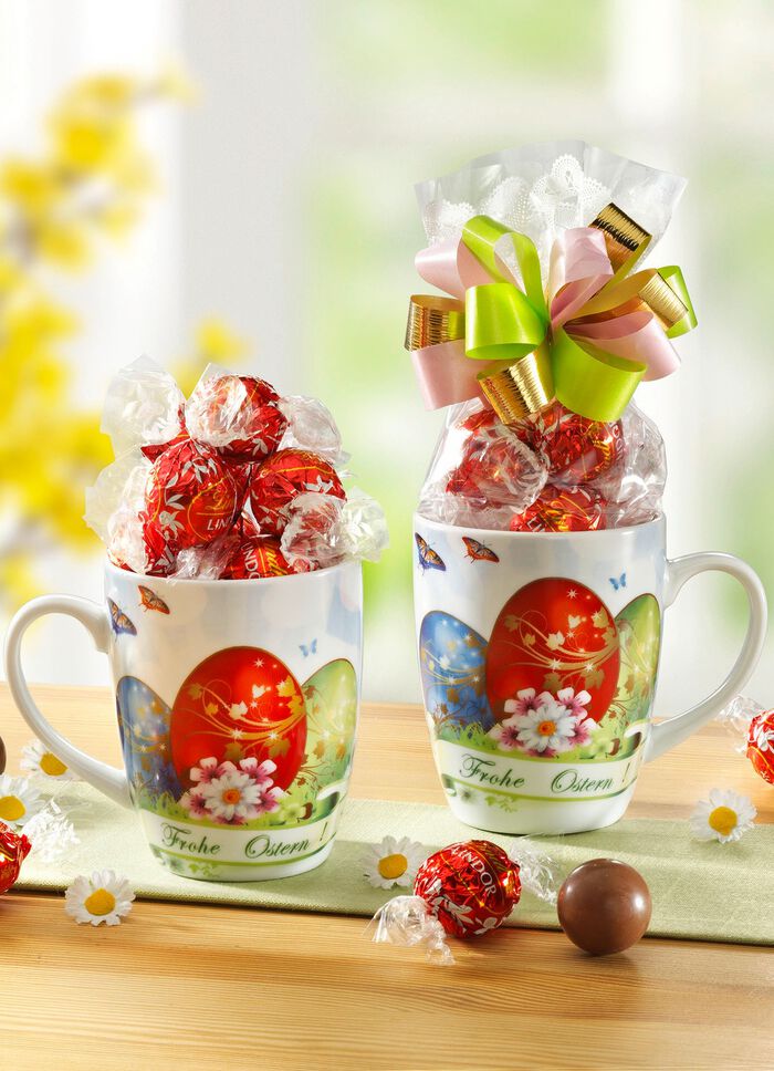 Porzellan-Tasse mit Lindor-Kugeln 