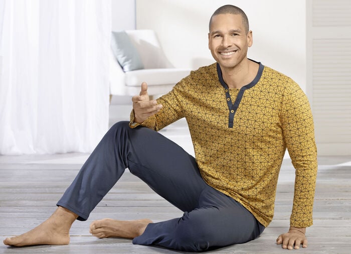 Schlafanzug mit Knopfleiste und offenen Abschlüssen 