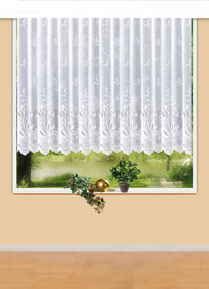 Bezaubernder Blumenfenster-Store mit Automatikfaltenband 