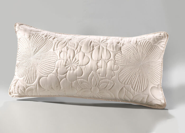 Hervorragend verarbeitete Tagesdecke und passende Kissenbezüge CREME