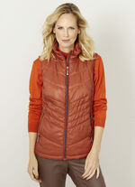 Steppweste mit seitlich figurschmeichelnder Längssteppung 