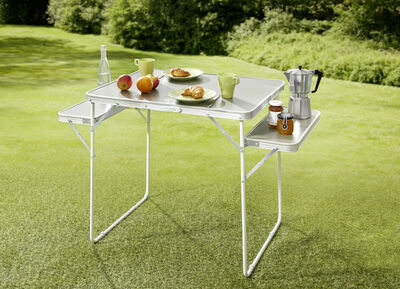 Campingtisch mit 2 Ablagen 