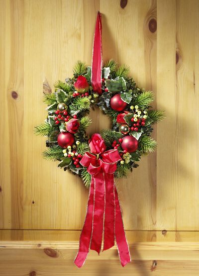 Wandkranz mit roten Kugeln und Rosen 