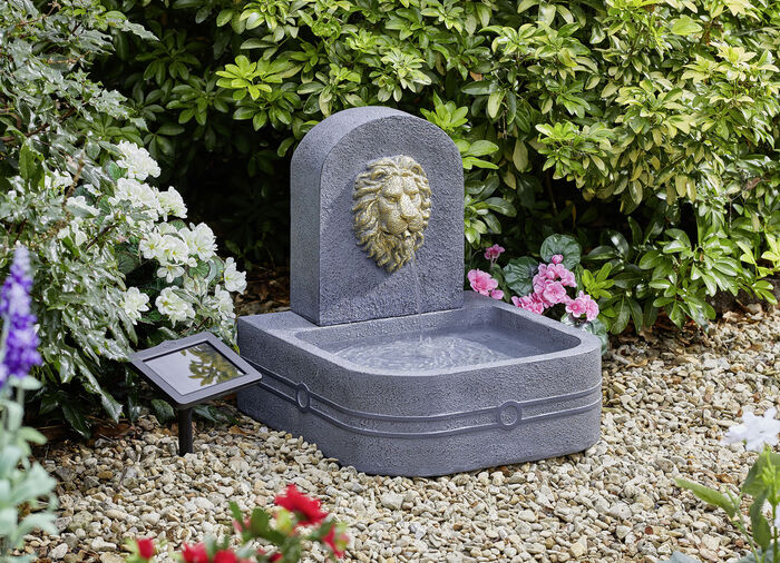Solarbetriebener Brunnen mit L&ouml;wenkopf 