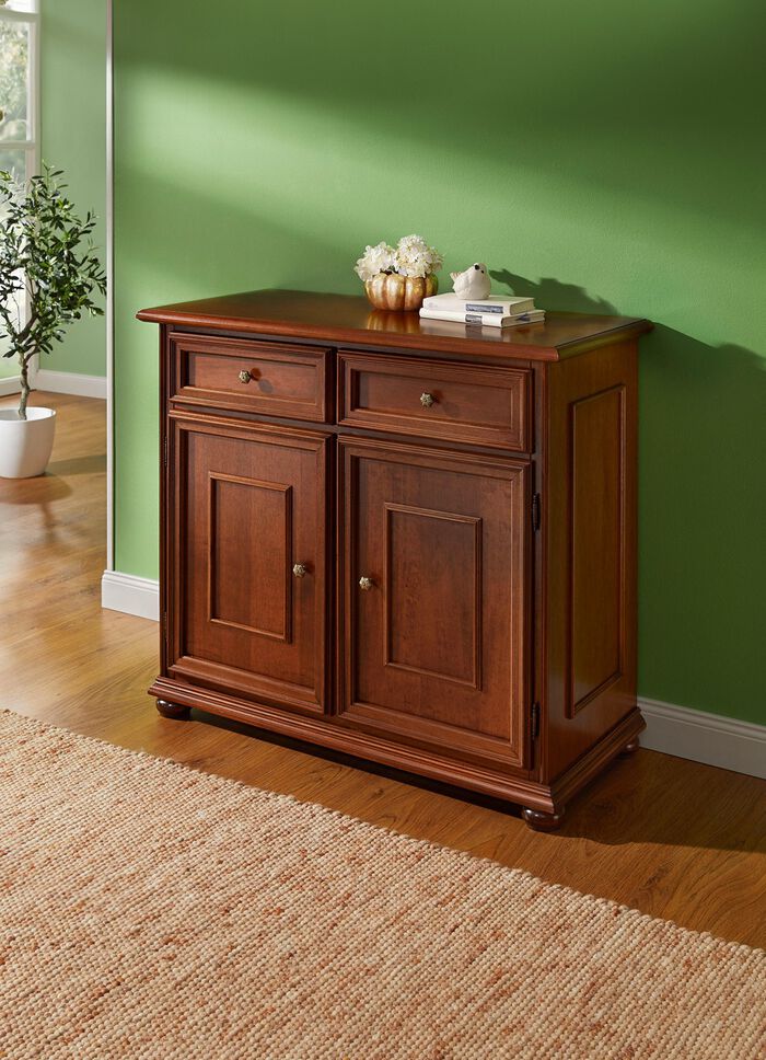 Teilmassive M&ouml;belserie mit Metallkn&ouml;pfen 