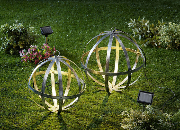 Solarleuchte mit silbern-gl&auml;nzender Metalloberfl&auml;che 