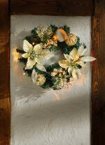 Beleuchteter Tannenkranz mit Poinsettia-Bl&uuml;ten 