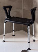 7-fach h&ouml;henverstellbarer Duschhocker mit Armlehnen SCHWARZ