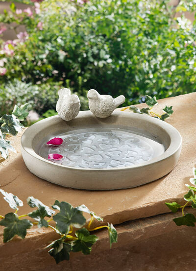 Zeitlose Vogeltränke aus Zement 
