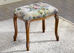 Hocker mit floralem Gobelin-Bezug 