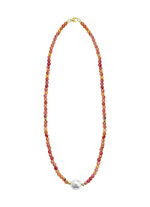 Halskette mit Perlenschimmer und Edelsteinglanz 