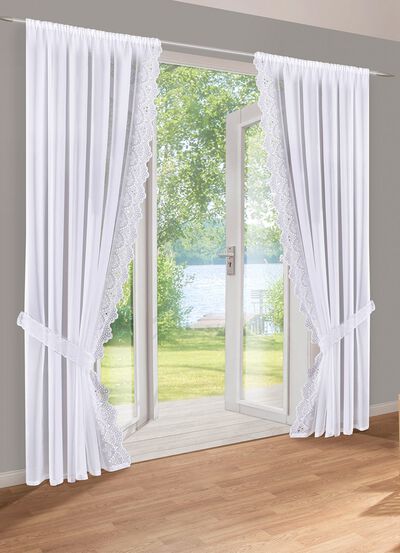 Fensterdekoration mit aufwendiger Plauener Stickerei 