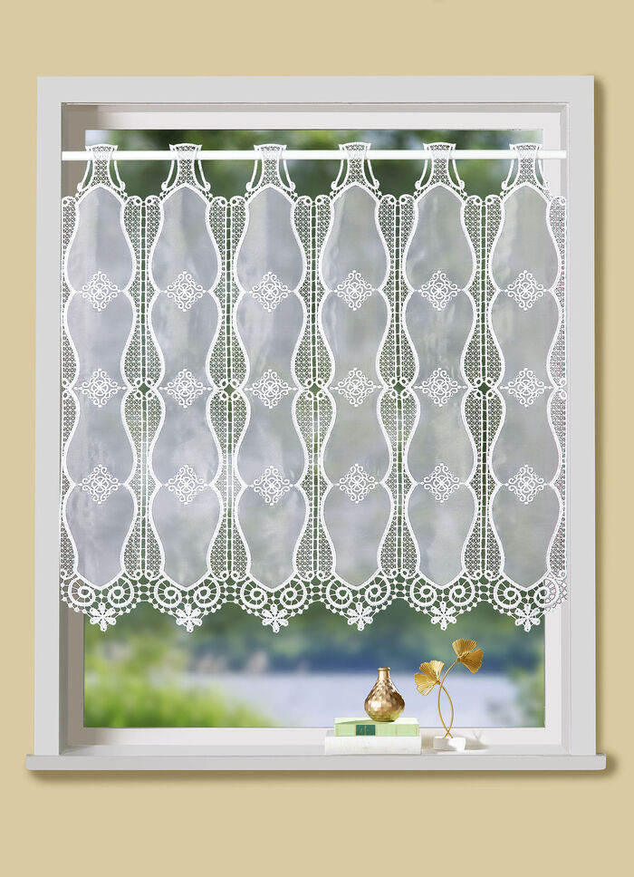 Kleinfenster-Store mit Macramé-Abschluss 