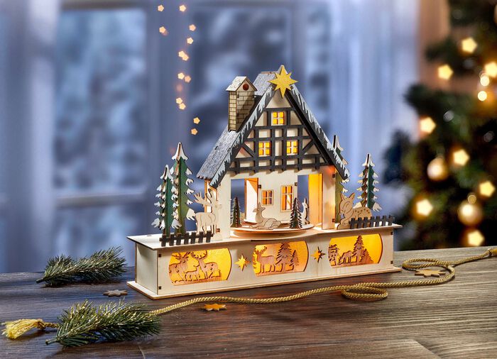 Beleuchtetes Waldhaus aus Holz 