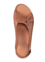 Sandale aus teilweise perforiertem Nappaleder COGNAC