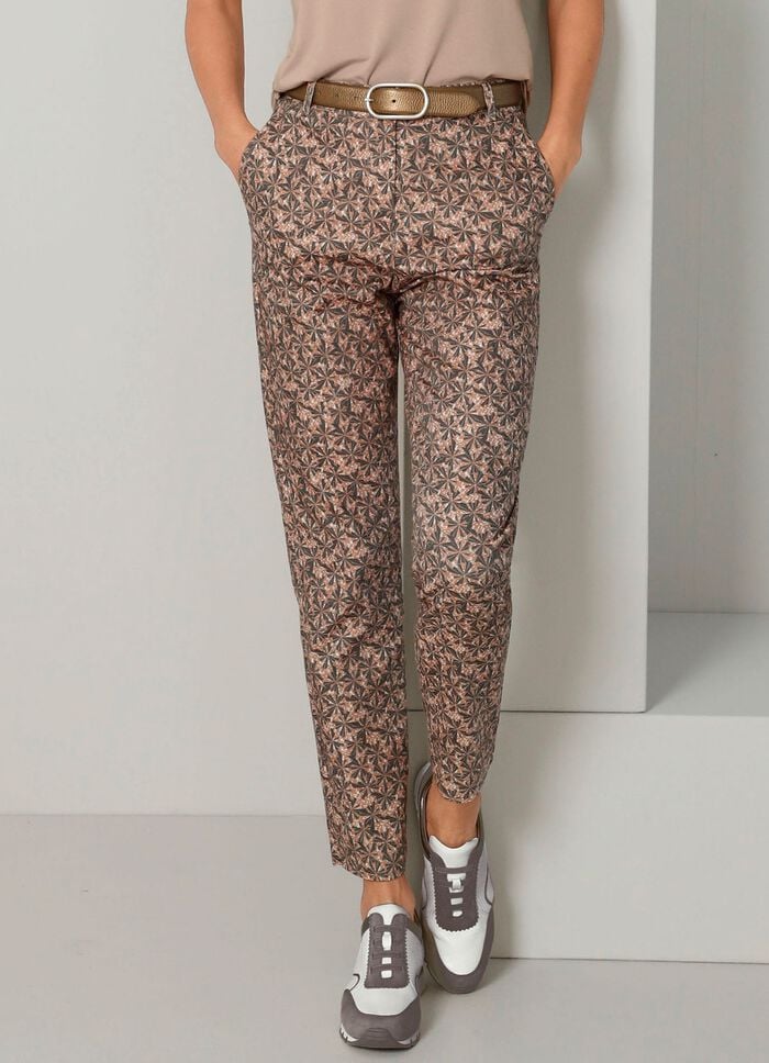 Hose mit aparter Dessinierung 